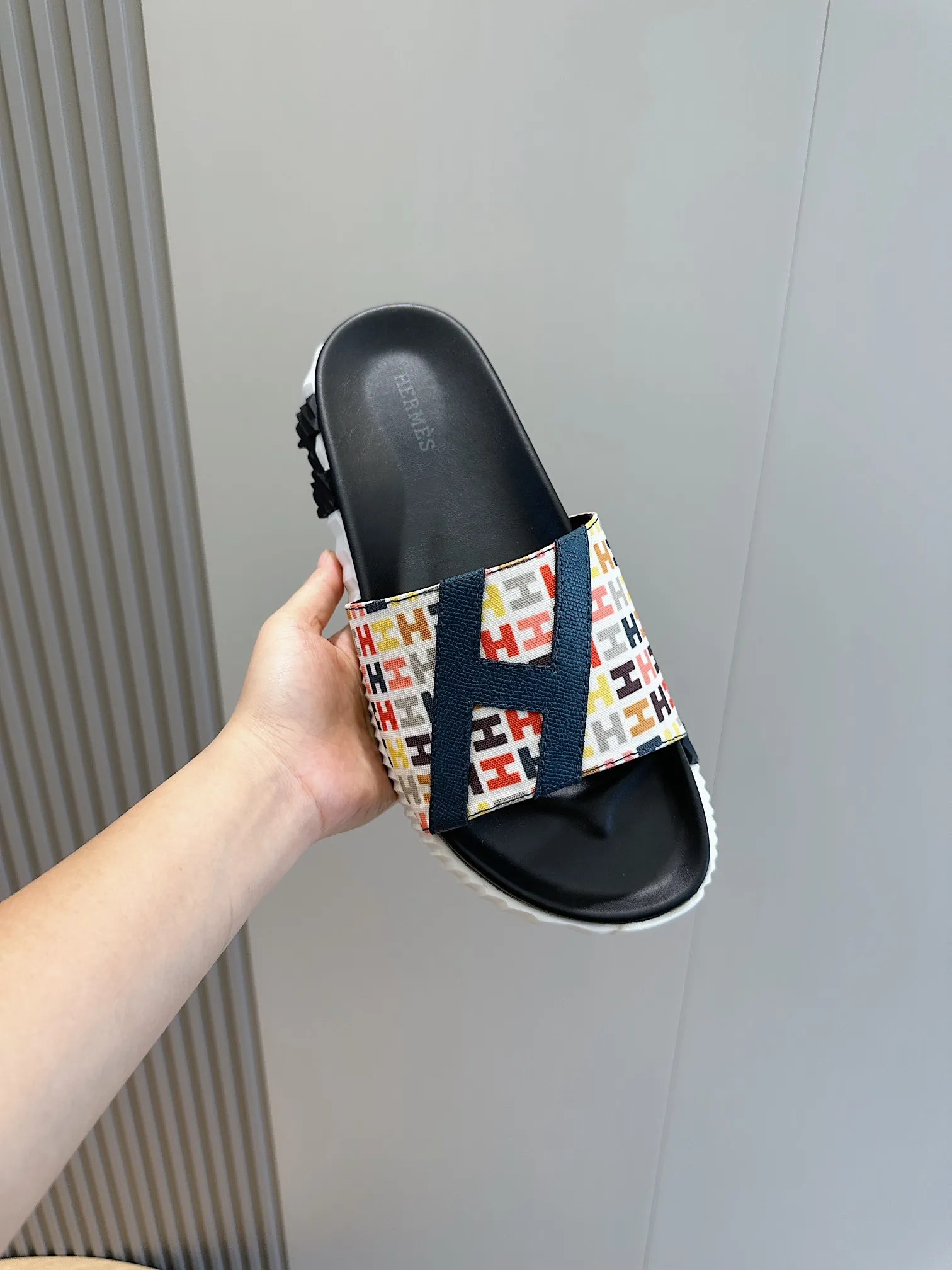 [HERMÈS] Top men's shoes 💰: 340💰 Size: 39-44 (38.45 46 custom-made) Herme*H Home Hermès Men's Sandals and Slippers - Original Replica Purchase the original version and make it one to one, the outsole is privately modeled, and the outsole color corresponding to each color is the same as the original version. Come to those who know the stuff 💪 The ultra-light soles are designed in contrasting colors, and they feel so comfortable on your feet! Calfskin, cowhide feet, private mold outsole.